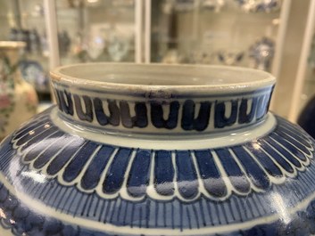 Een Japanse blauw-witte Arita vaas met een landschap, Edo, 17e eeuw